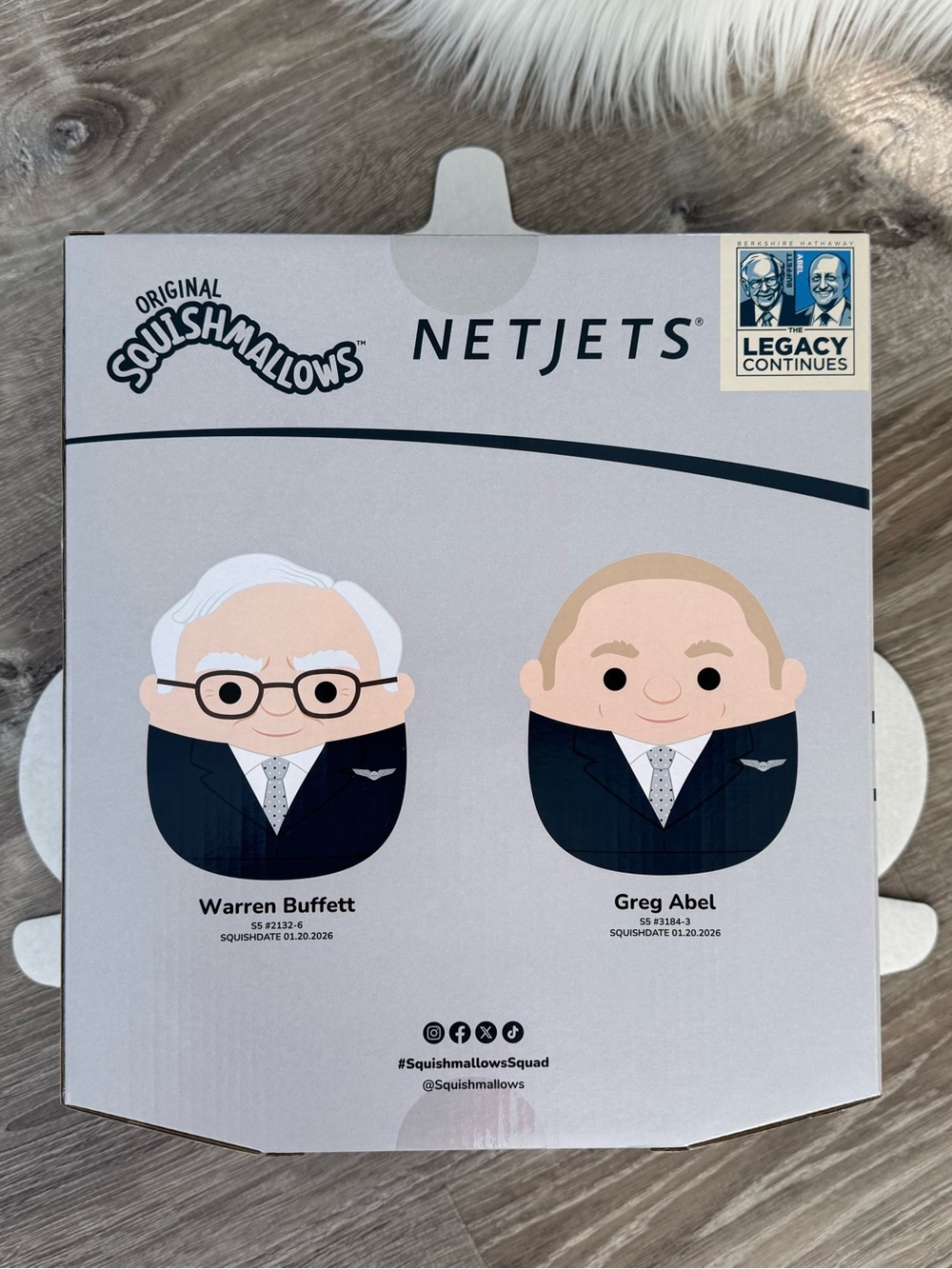 ✈️ 2026 SQUISHMALLOWS NetJets Warren Buffett & Greg RATE 1/2000 Limited Edition - Picture 2 of 3